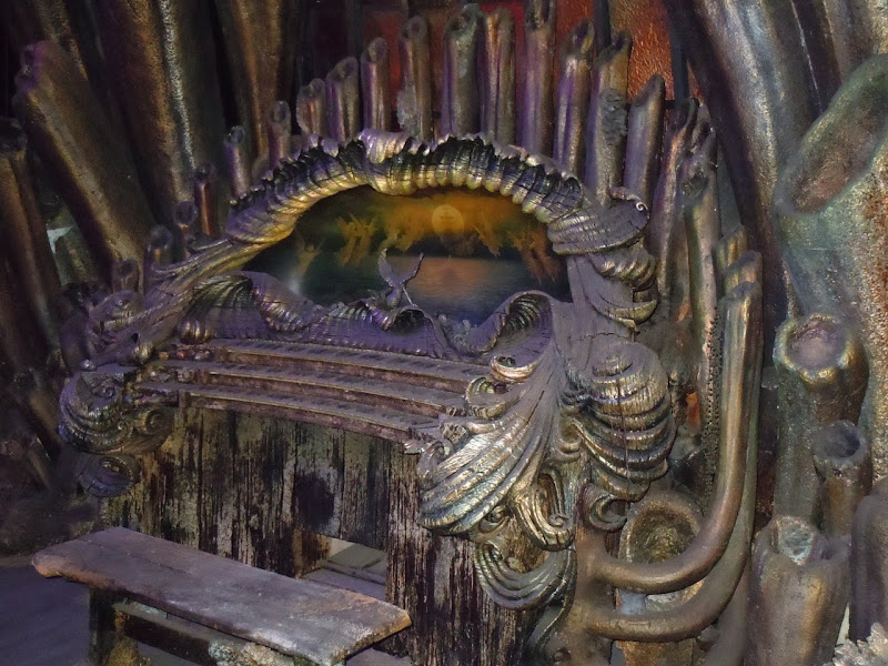 Davy jones plays his organ. Davy Jones Organ Prop From Pirates Of The Caribbean Dead Man S Chest Hollywood Movie Costumes